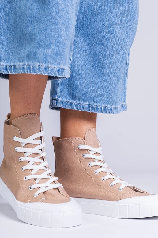 Bottines brunes au-dessus de la...