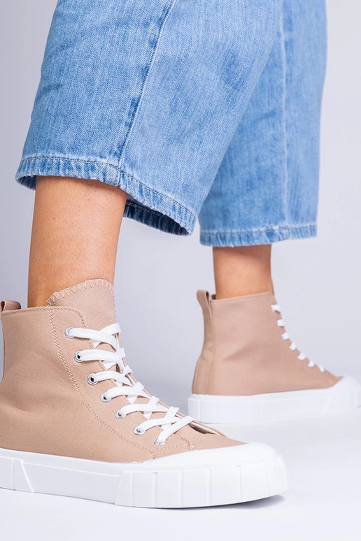 Bottines brunes au-dessus de la...