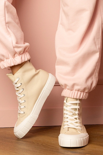 Beige schoenen boven de...