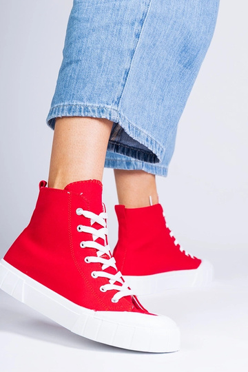 Rode schoenen boven de...
