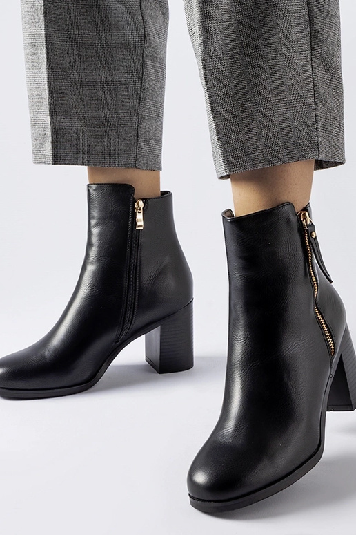 Bottines classiques isolées noires...