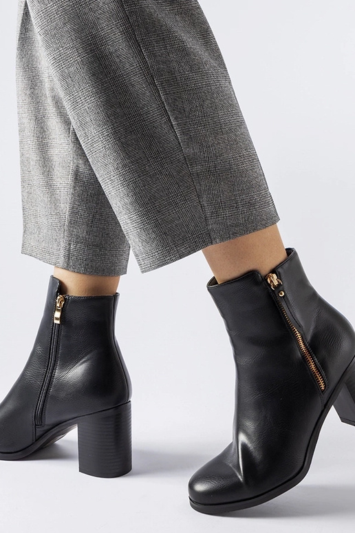 Bottines classiques isolées noires...