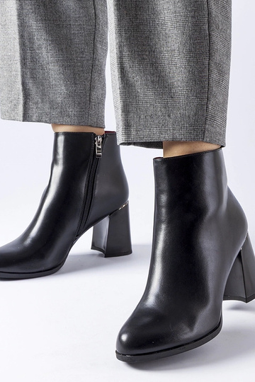 Bottines noires isolées à...