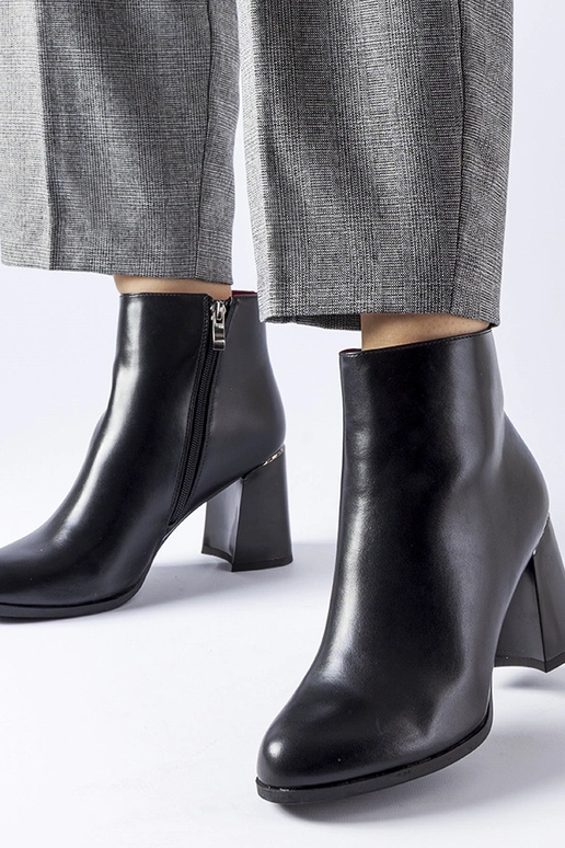 Schwarze isolierte Stiefeletten mit...