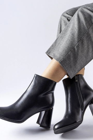 Bottines noires isolées à talon décoratif Clivi 2