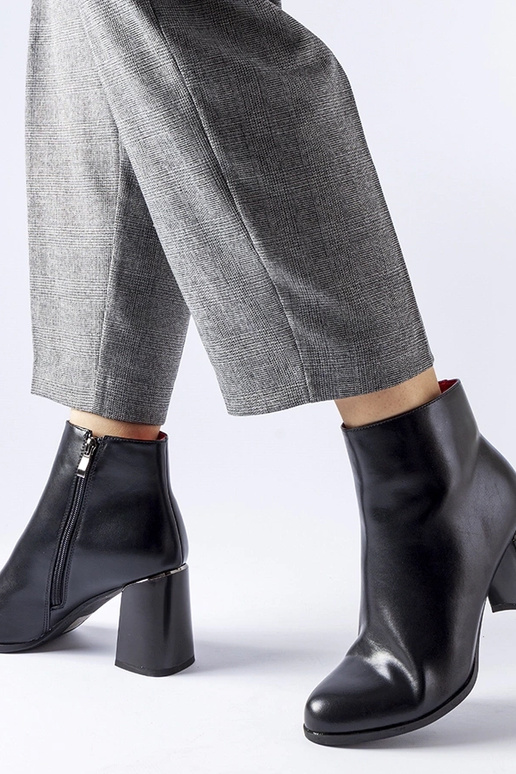 Bottines noires isolées à talon...