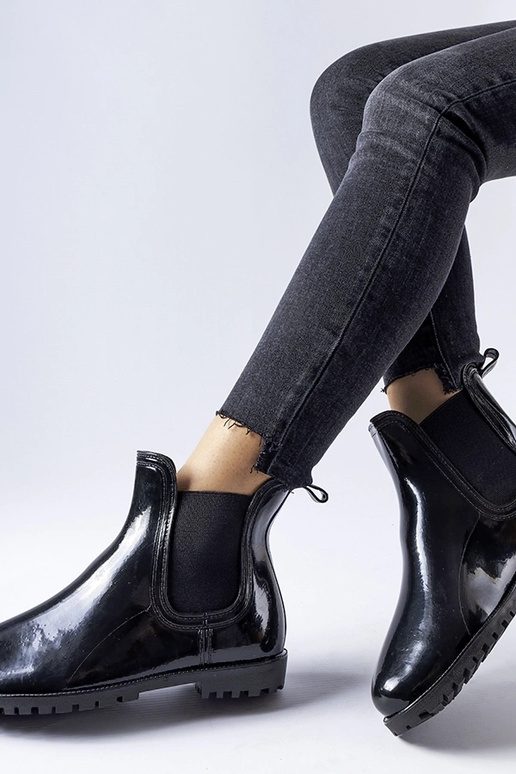 Bottines courtes en cuir verni noir... Bottines courtes en cuir verni noir...