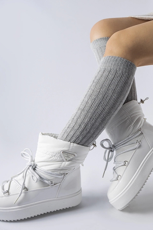 Bottes de neige blanches isolées avec...