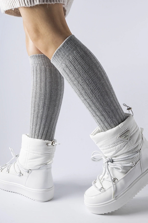 Bottes de neige blanches isolées avec...