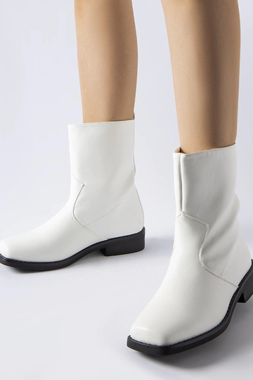 Bottines blanches isolées à...