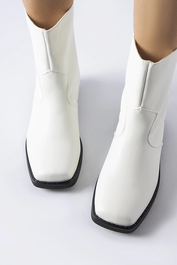 Bottines blanches isolées à... 2