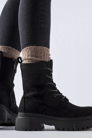 Schwarze Arbeiterstiefel...