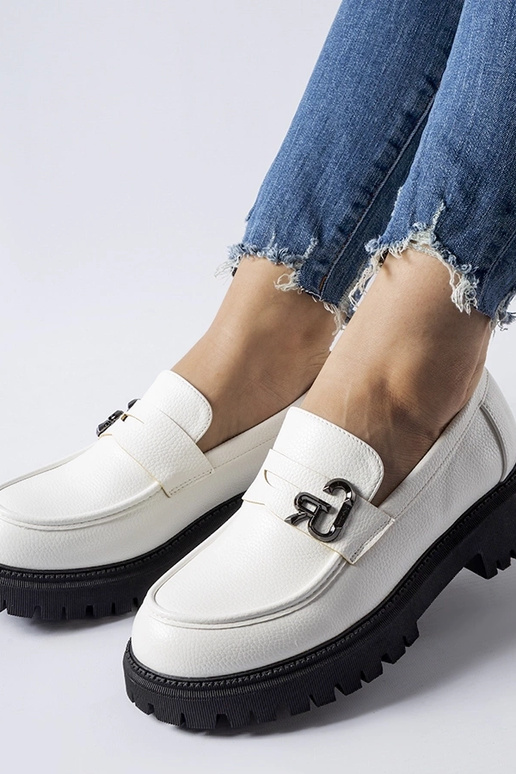 Schwarze und weiße Loafer mit... Schwarze und weiße Loafer mit...