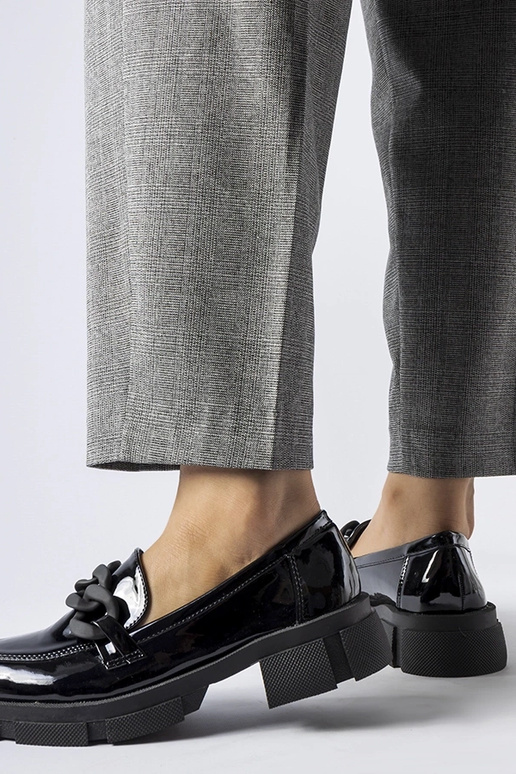 mocassins laqués noirs avec chaîne... mocassins laqués noirs avec chaîne...
