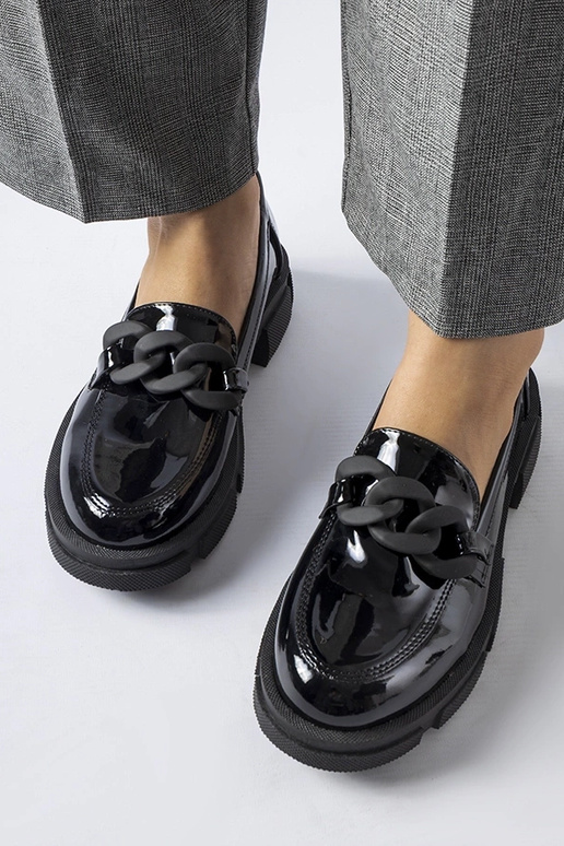 mocassins laqués noirs avec chaîne... mocassins laqués noirs avec chaîne...
