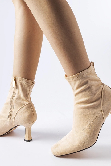 Bottines beiges à talon bas... 2