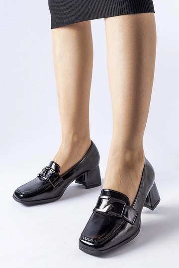 schwarze lackierte Pumps...