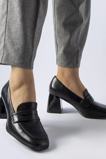Escarpins en cuir verni noir Beroide