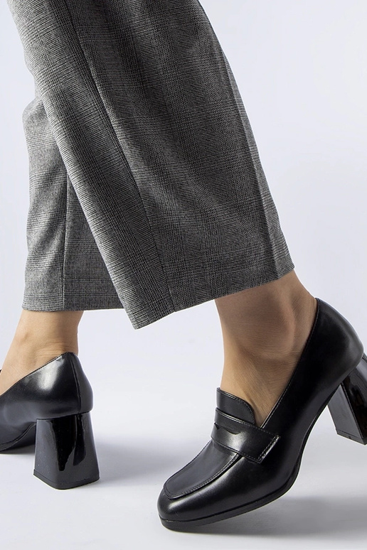 Escarpins en cuir verni noir Beroide Escarpins en cuir verni noir Beroide