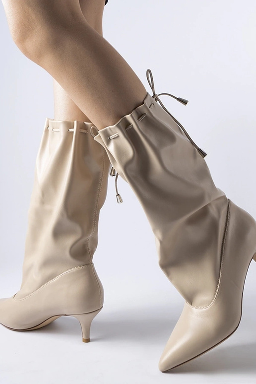 Beige Stiefel mit niedrigem Absatz... Beige Stiefel mit niedrigem Absatz...