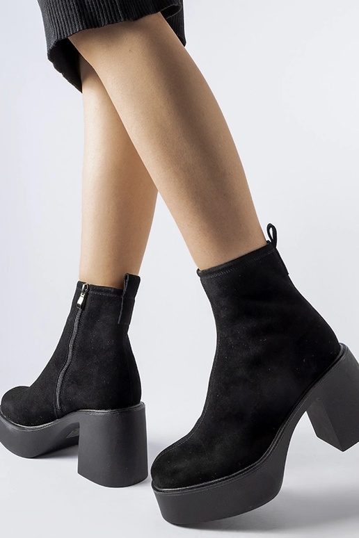 Bottines noires robustes en cuir...