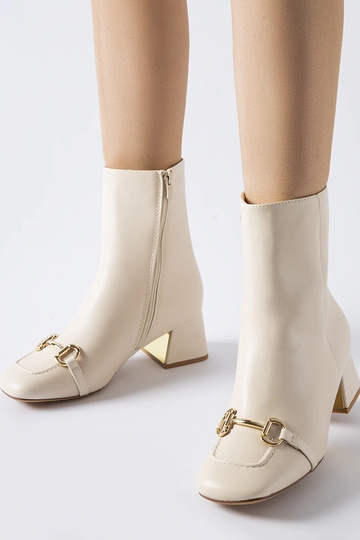 Bottines beiges à talon...