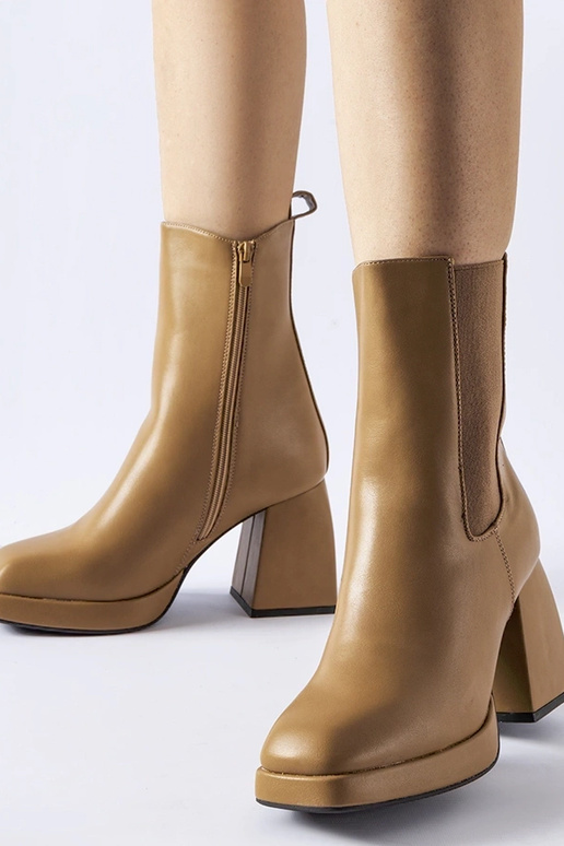 Bottines marron isolées à talon Adamo