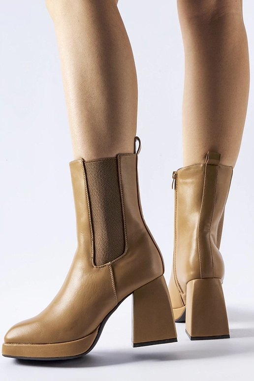 Bottines marron isolées à talon Adamo