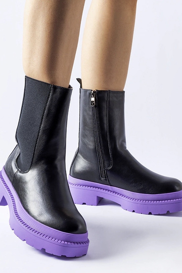 Bottines noires sur semelle...