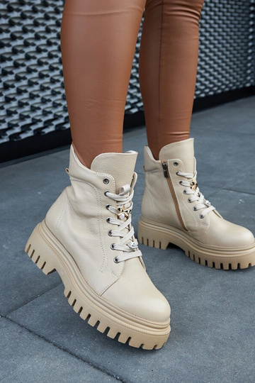 Beige leren gevoerde...