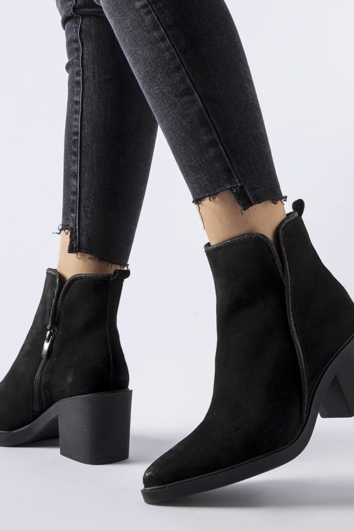 Botines noirs en daim à talon carré...