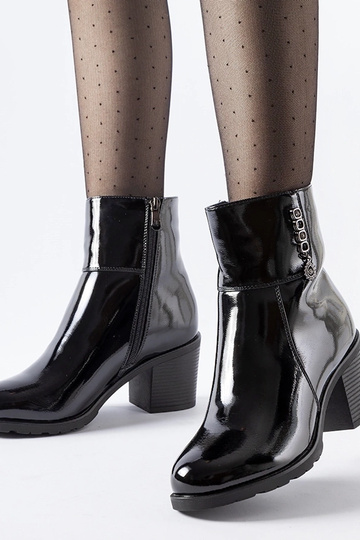 Schwarze lackierte...