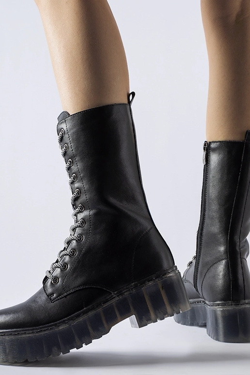 Schwarze hochisolierte Lederstiefel...