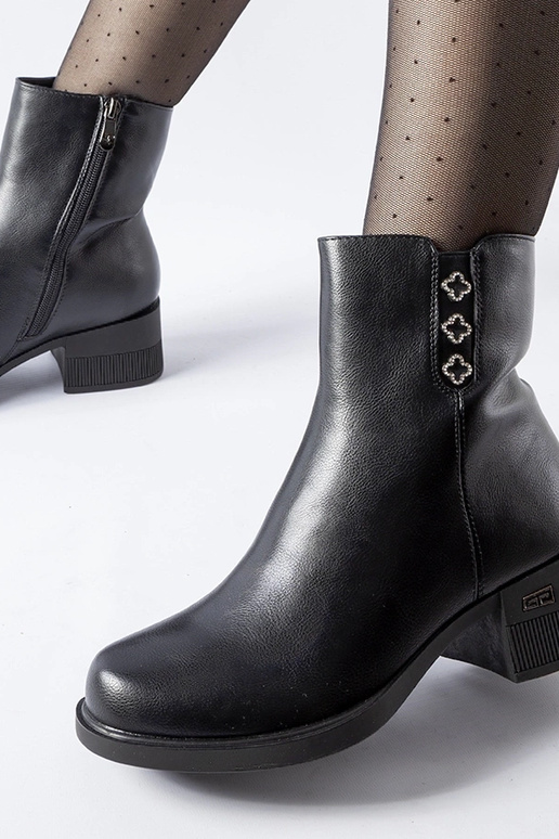 Bottines noires isolées ornées de...