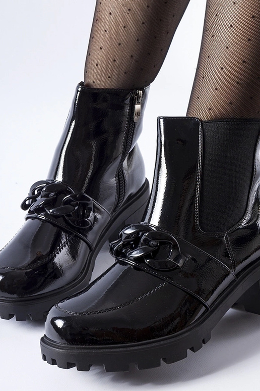 Schwarze isolierte Lacklederstiefel...