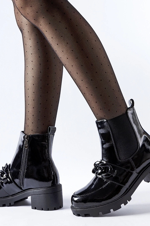 Bottes isolées en cuir verni noir...