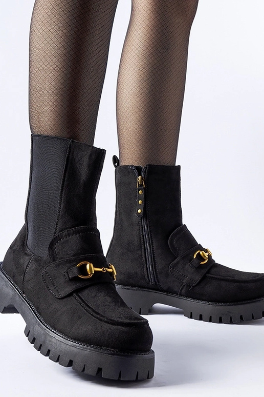 Bottines noires isolées à boucle...