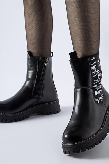 Bottines noires isolées... 2