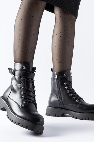 Bottines noires isolées... 2