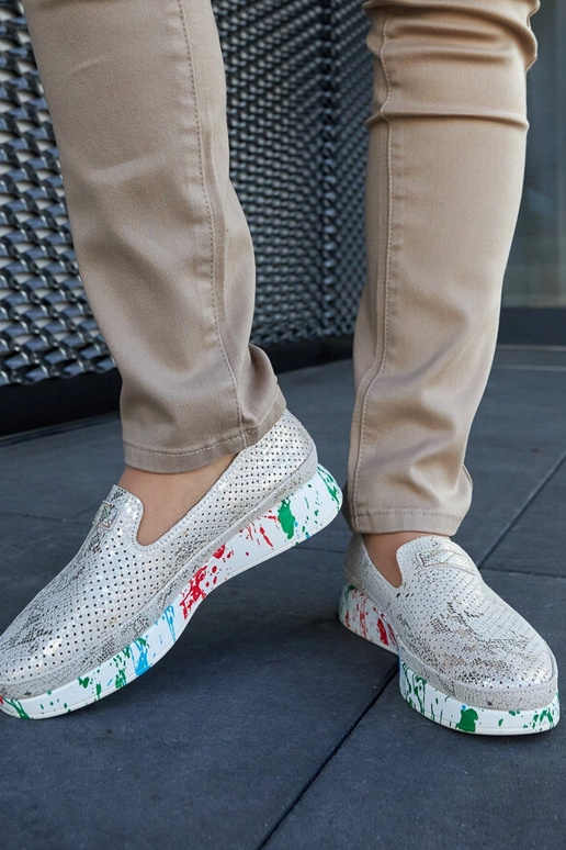 Beige veterschoenen op gekleurde... Beige veterschoenen op gekleurde...