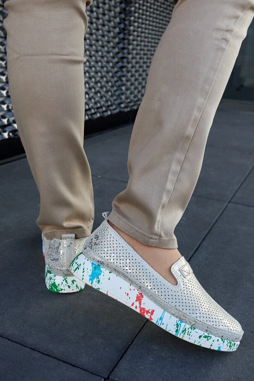 Beige veterschoenen op gekleurde... Beige veterschoenen op gekleurde...