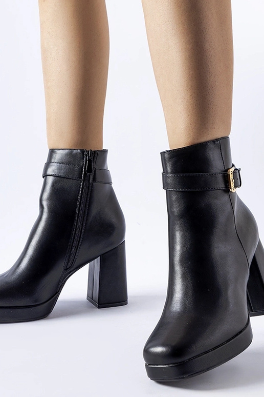 Bottines noires d'automne isolées...