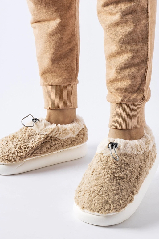 Beige varme hjemmesko med lukket hæl...