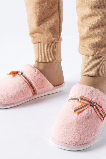 Chaussons chauds roses avec un noeud Antonina