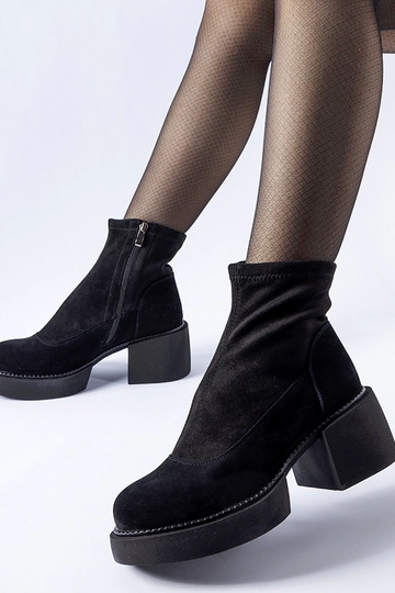 Bottines noires isolées sur bloc massif, cuir naturel, Maria