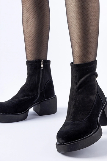 Schwarze isolierte Stiefeletten auf einem massiven Block, Naturleder, Maria 2