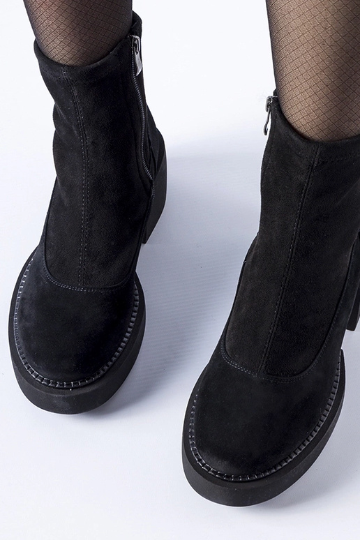 Sorte isolerede ankelstøvler på en...