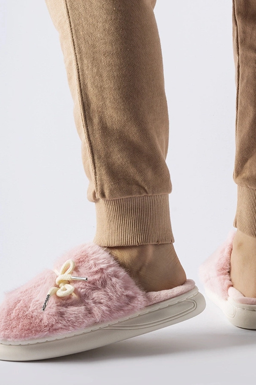 Chaussons roses avec cordon décoratif...