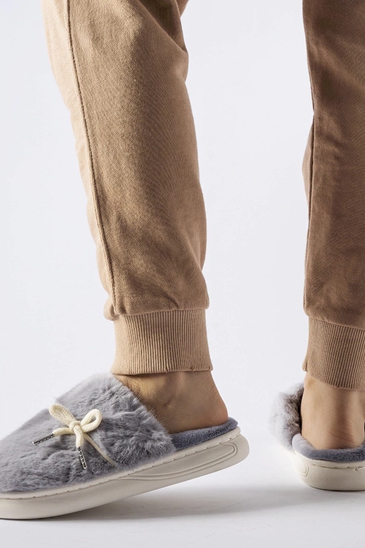 Chaussons gris avec cordon décoratif...