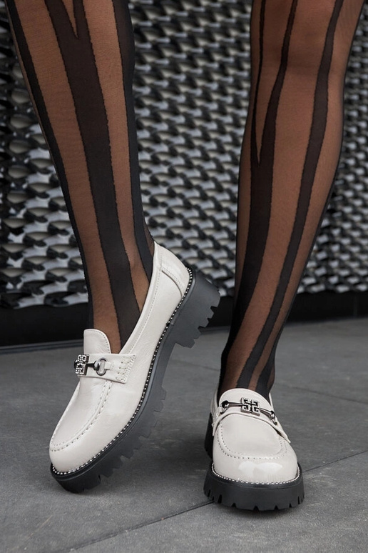 Grijze lakleren instapschoenen met... Grijze lakleren instapschoenen met...